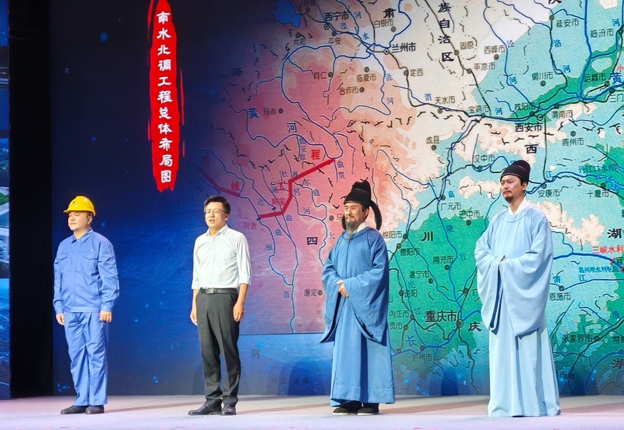 演员张志坚（右二）、演员侯京健（右一）、北京郭守敬纪念馆执行馆长张鹏（左二）和江苏省江都水利工程管理处第二抽水站管理所副所长郭凯（左一）同台演绎。