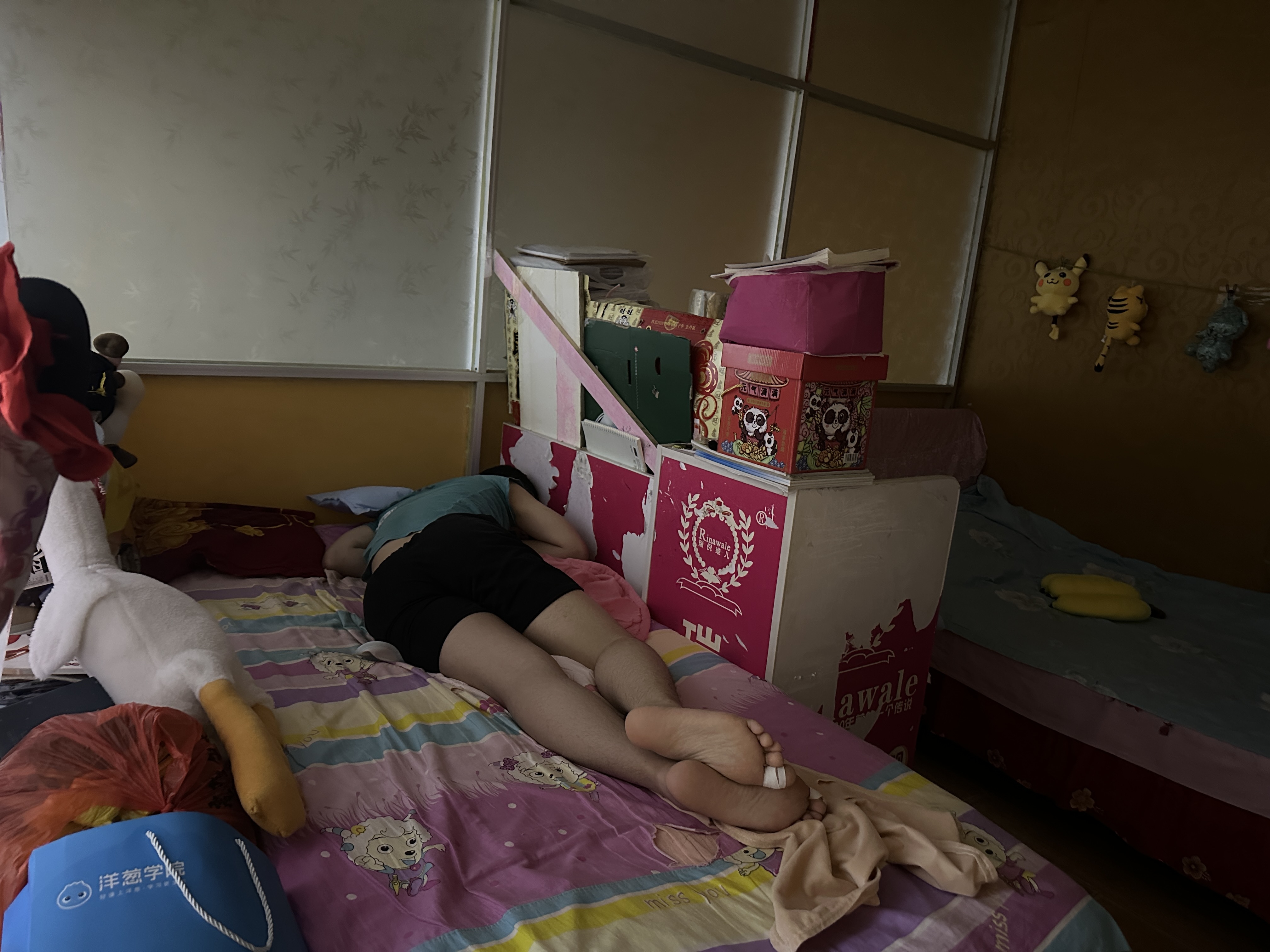 躺在床上的洋洋,外面开着灯,屋内还是很暗 张蔚婷/摄