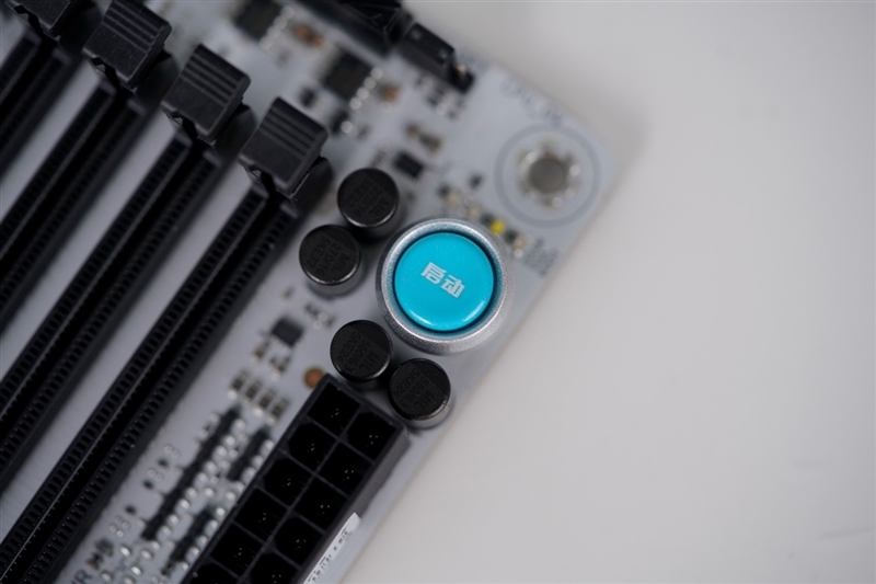 不止颜值!华硕ROG STRIX Z890-A GAMING WIFI S吹雪主板评测:300W性能释放 内存一键提速