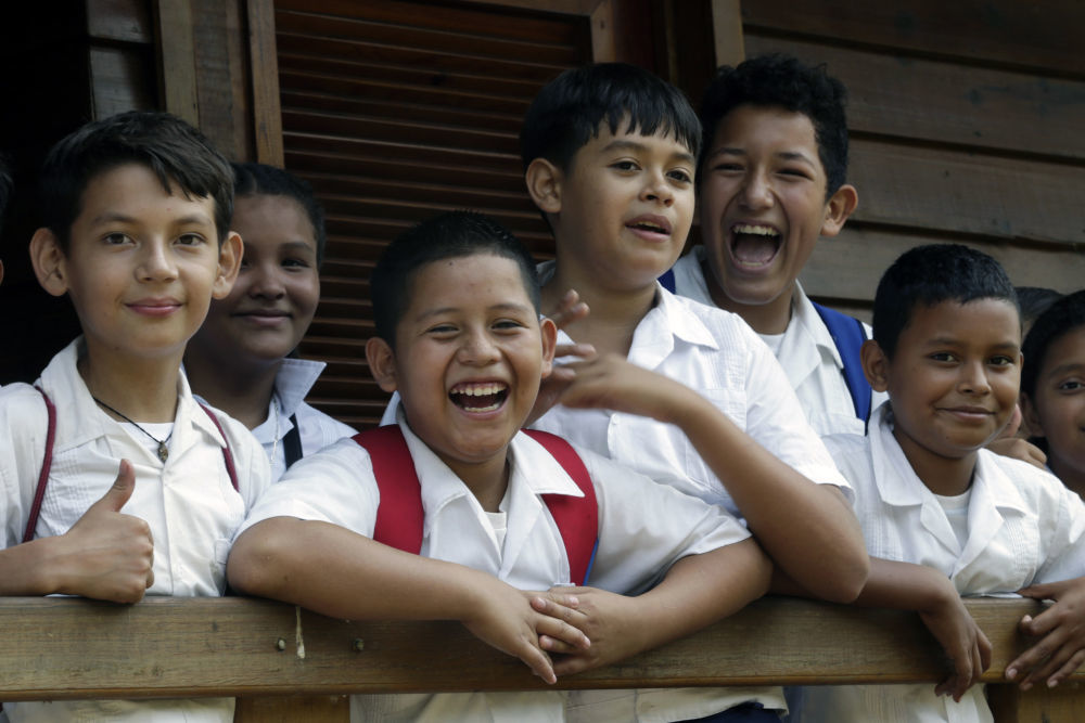 2023年5月30日，在洪都拉斯圣芭芭拉省圣克鲁斯市，学生们面对镜头微笑。