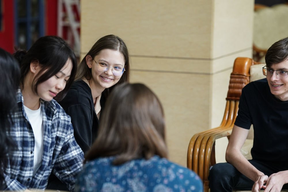 宋智孝(左二)在北京首都师范大学校园内与同学交流(2024年4月28日摄).
