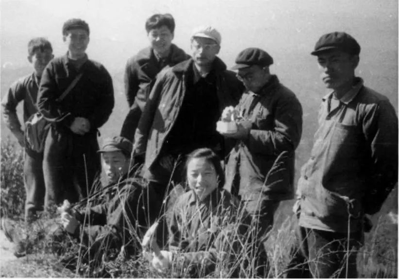 1961年冬，花岗岩研究组科研人员于广东翁源贵东岩体东北大帽峰顶合影