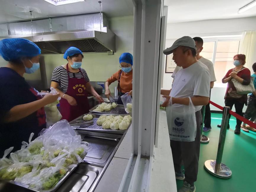 午餐时间社区食堂热闹起来。人民网 王斯文摄