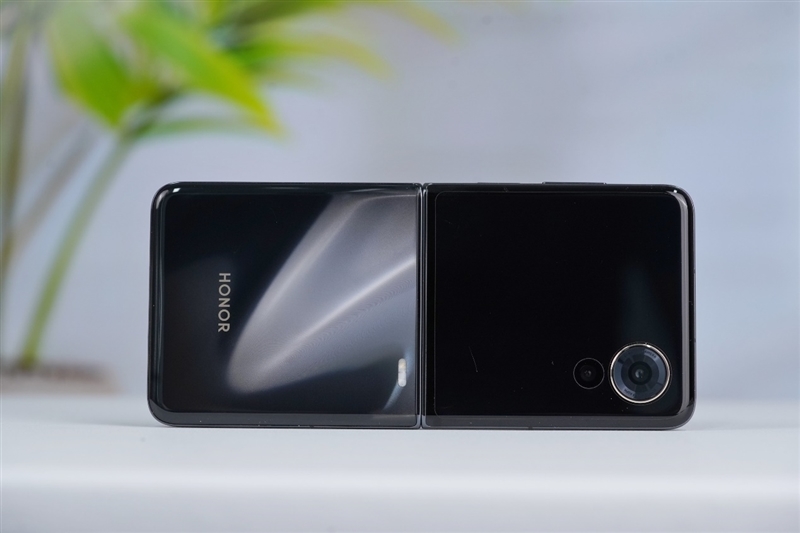 荣耀首款小折叠!荣耀Magic V Flip评测:4英寸超大外屏我能玩一天