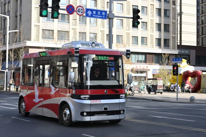 3月29日，无人驾驶智能网联巴士在雄安新区容东片区道路上行驶。新华社记者 牟宇 摄