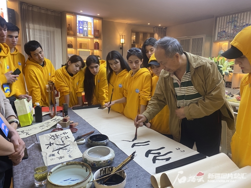 4月18日，在位于乌鲁木齐市迎宾路的浩玥园林茶艺馆，书法老师为春令营学生讲授中国书法。张文强摄