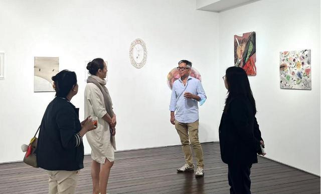 ▲ 展览开幕现场,右二为建筑师、收藏家、艺术家林伟而博士