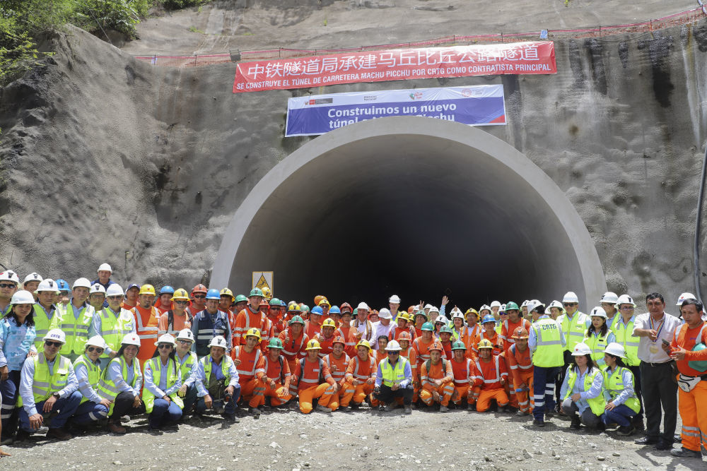 2024年1月23日，秘鲁马丘比丘公路隧道项目贯通仪式现场。新华社发（中铁隧道局秘鲁分公司供图）