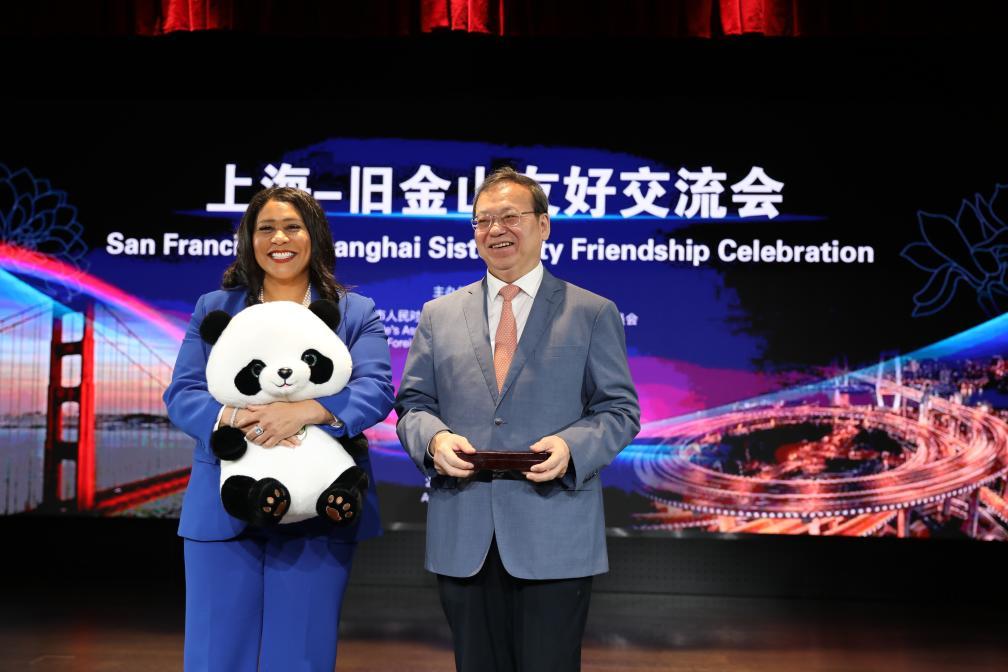 20日，上海市人民对外友好协会会长陈靖（右）向布里德赠送熊猫玩偶。新华社记者陈杰 摄