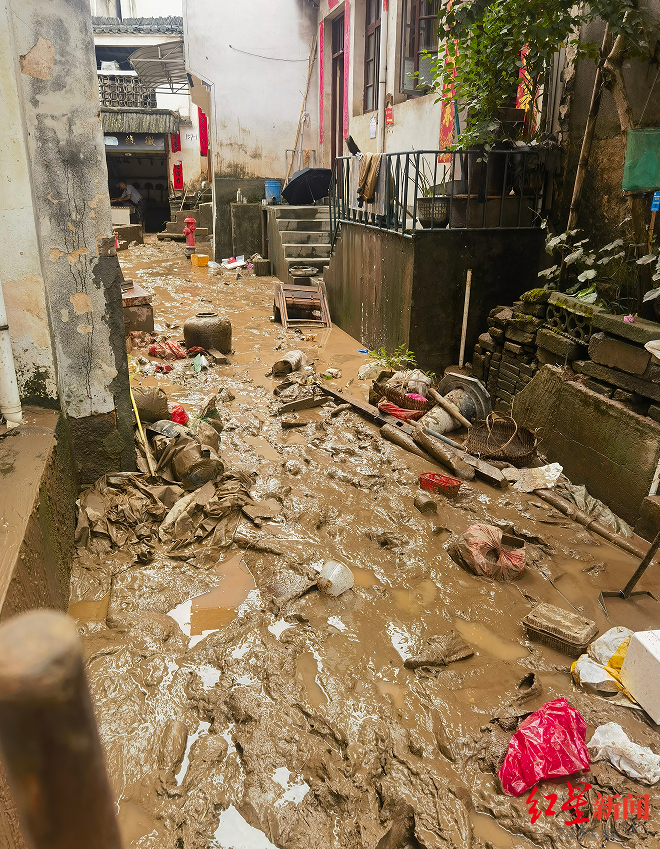 安徽黄山遭遇强降雨后，有民宿老板称房子一度被淹近1米，因清淤等半月内无法迎客