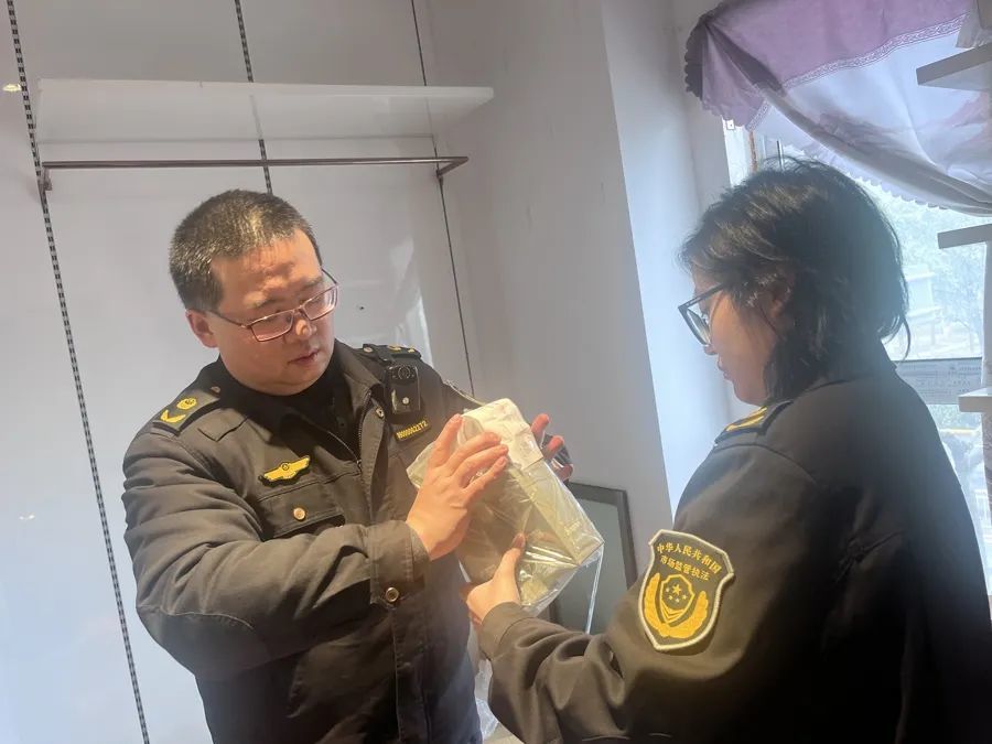 执法人员检查“多层顺透软霜”。