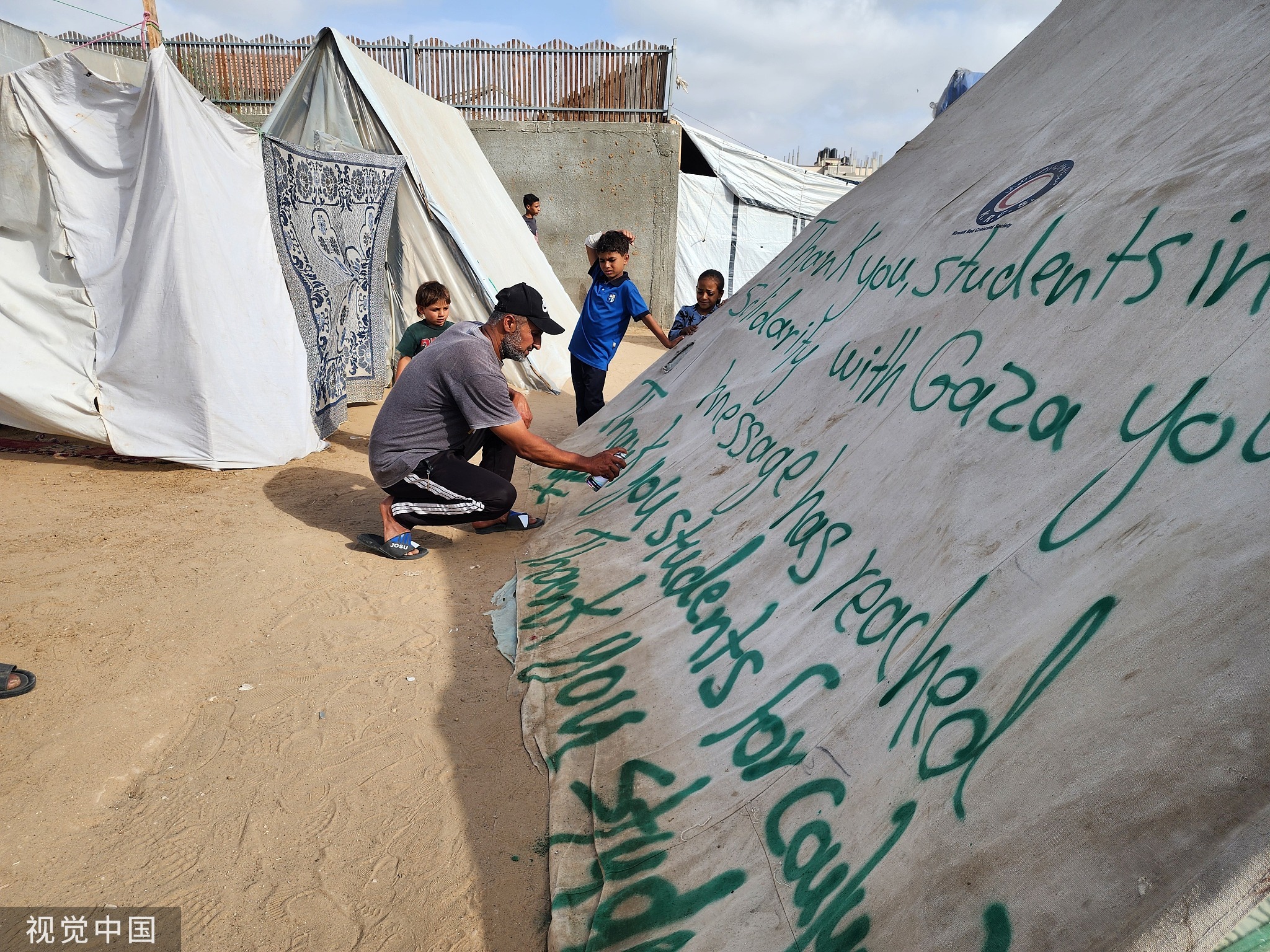 巴勒斯坦人在帐篷上喷涂标语，感谢美国抗议学生 图源：视觉中国