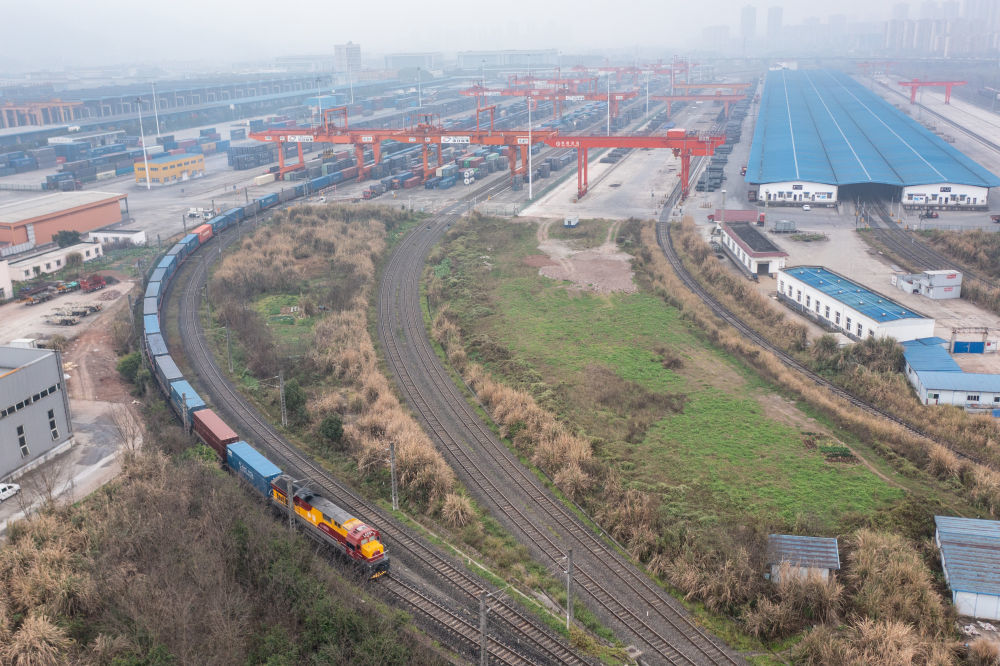 3月7日，一列满载机械设备、整车及零部件等货物的中欧班列从重庆团结村中心站驶出（无人机照片）。