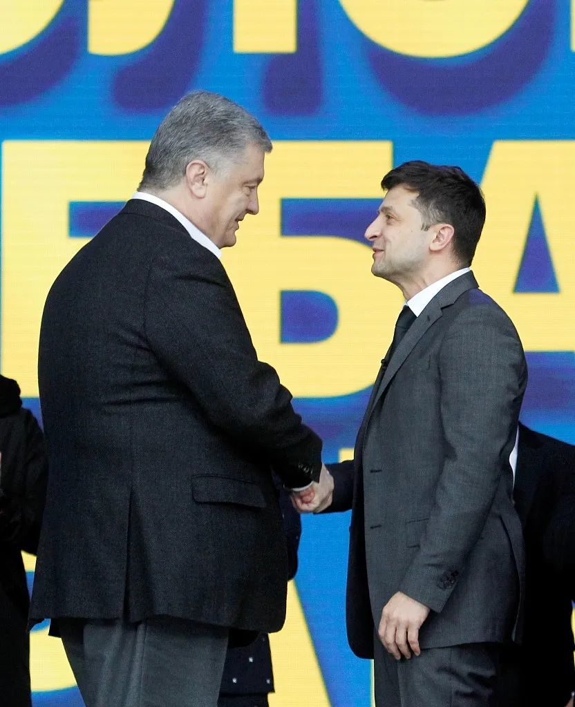 2019年4月19日，乌克兰基辅，波罗申科与总统选举竞争对手泽连斯基参加大选电视辩论。图/视觉中国