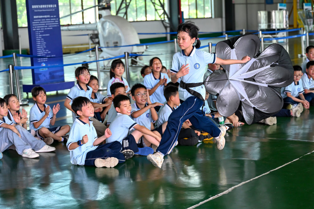 6月13日，在位于湖南株洲芦淞区的翔为通航基地，小学生在进行研学活动。新华社记者 张铖 摄