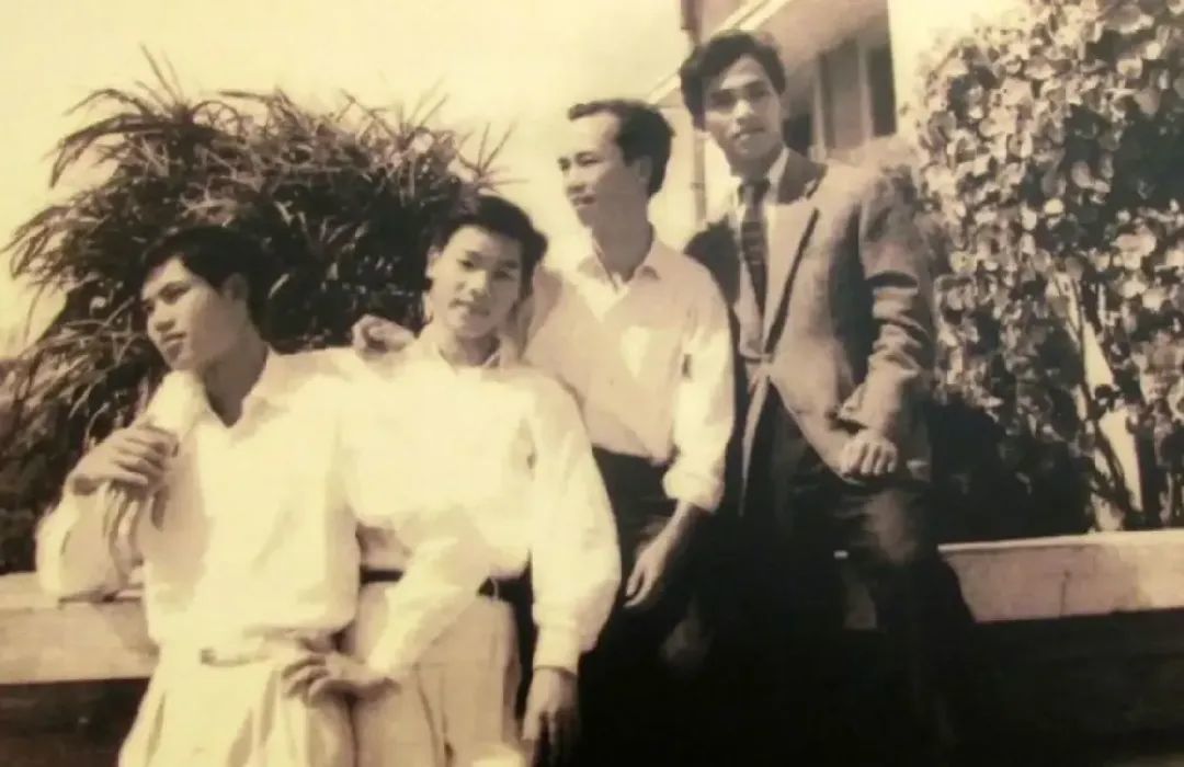 ◆1965年2月,阮富仲(左二)在河内综合大学拍的照片。