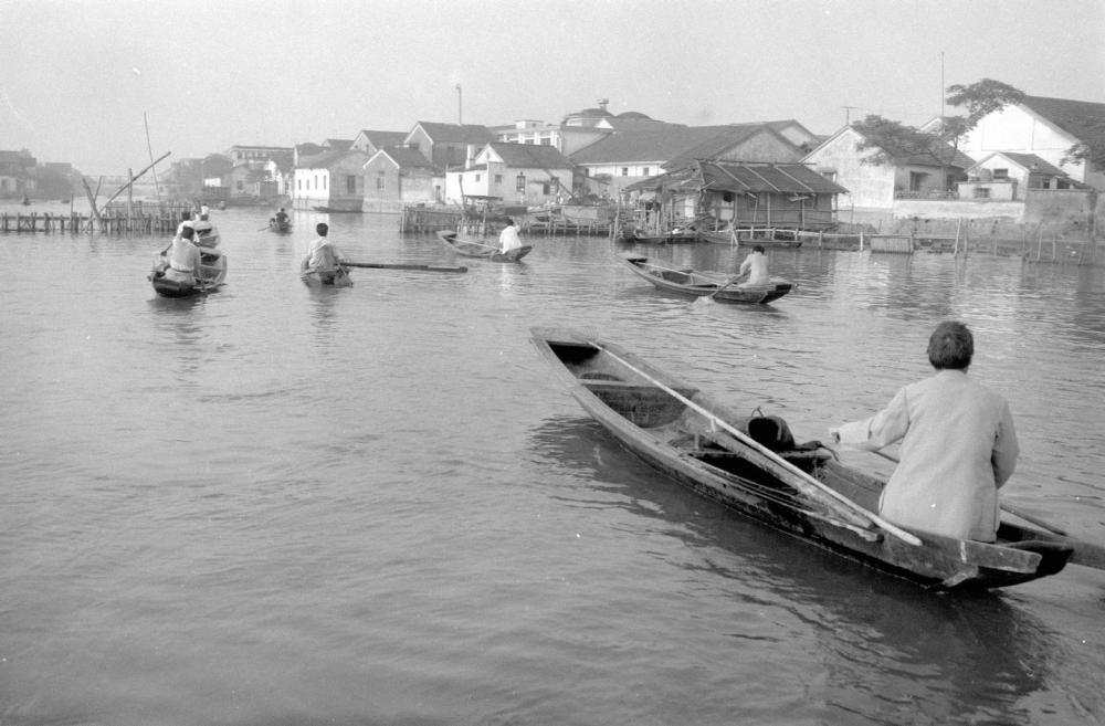 1992年，浙江德清的渔民们在古运河上划着小船去珍珠养殖场育珠。