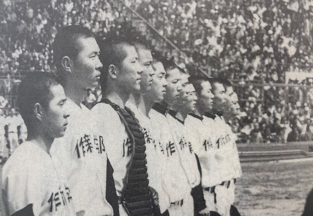 ·登上甲子园大赛的作新学院球队（左三为龟冈），左二为“怪物”江川卓。