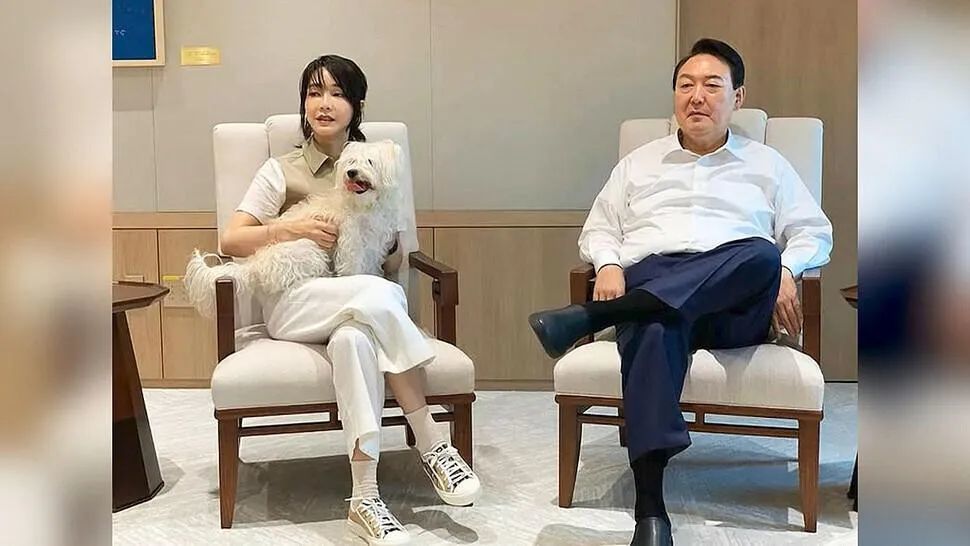 ◆2022年5月28日,尹锡悦夫妇并肩坐在龙山总统府内。