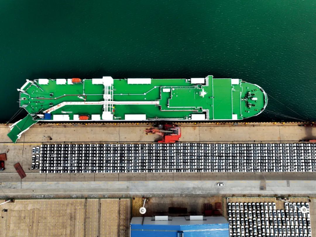 2023年3月25日，江苏连云港一处码头，远洋滚装轮装载出口汽车。图/视觉中国