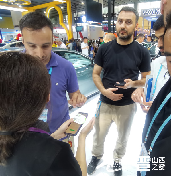 图为土耳其采购商穆斯塔法•阴及（Mustafa Inci）（右）在远航汽车展位对接合作。