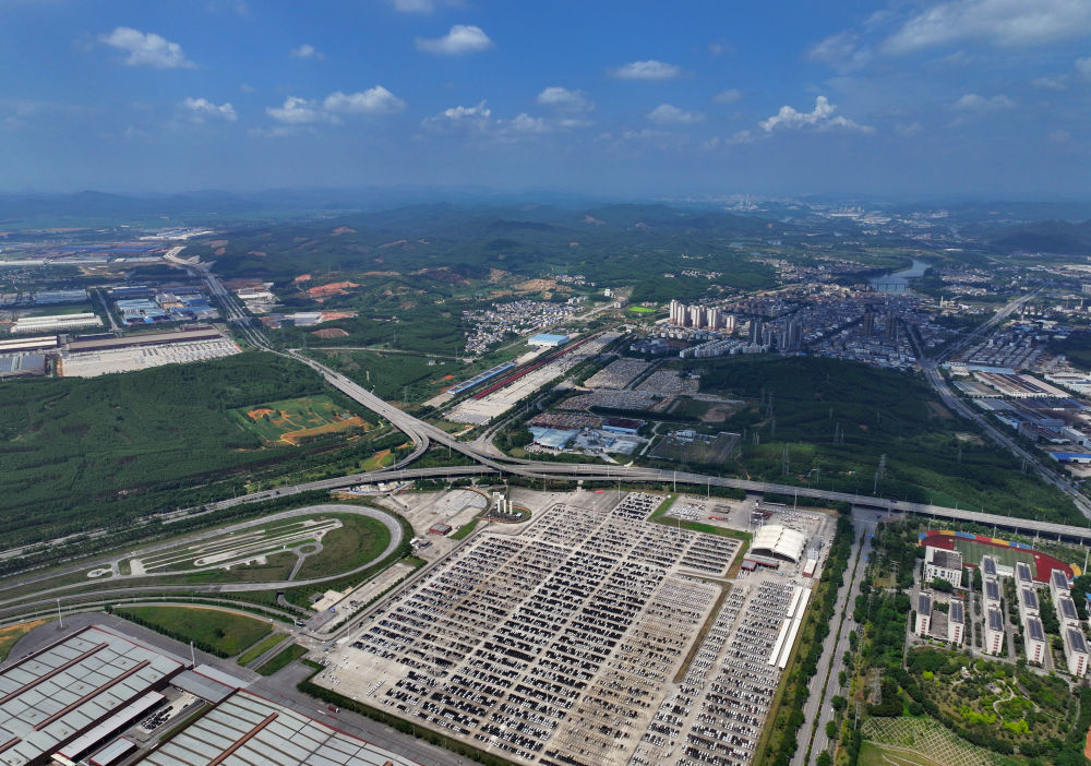 ↑这是位于广西柳州市柳东新区的上汽通用五菱汽车股份有限公司宝骏基地（无人机照片，5月24日摄）。新华社记者 黄孝邦 摄