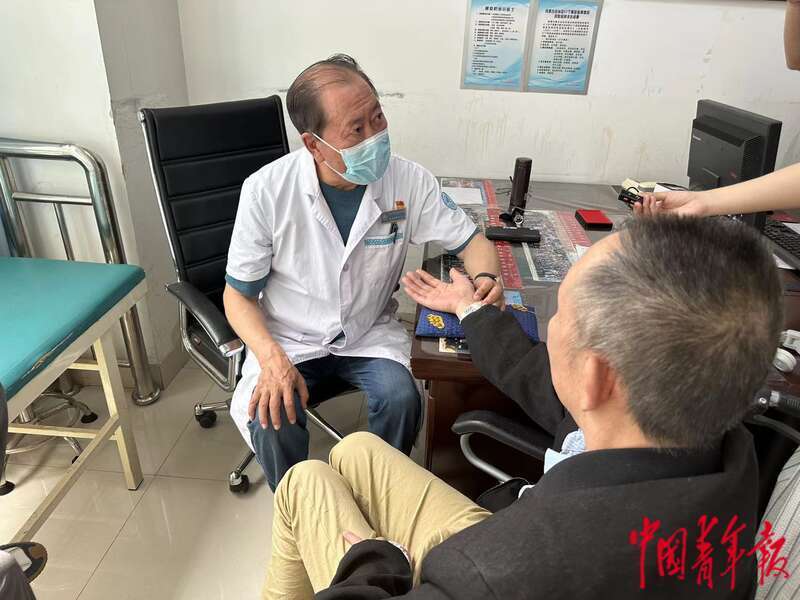 6月26日，在内蒙古自治区国际蒙医医院，医生正在为患者诊疗。中青报·中青网记者 石佳/摄