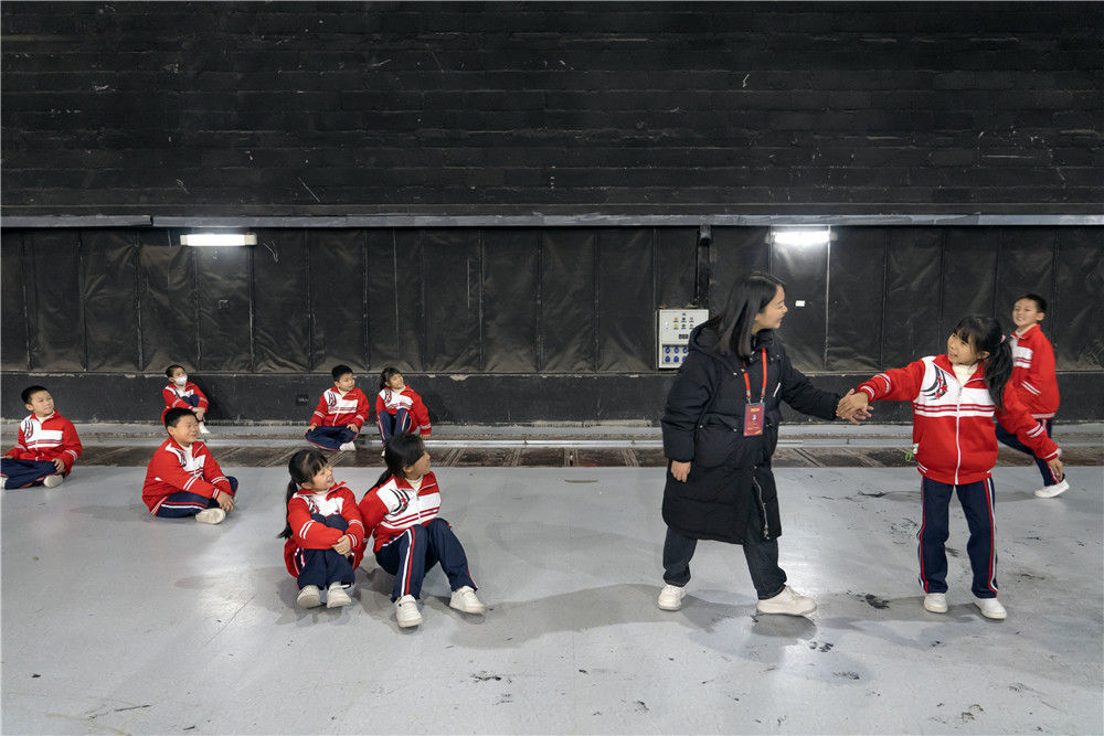 1月25日，湖南会同粟裕希望小学田野诗班在彩排央视春晚的节目。（张镭 摄）