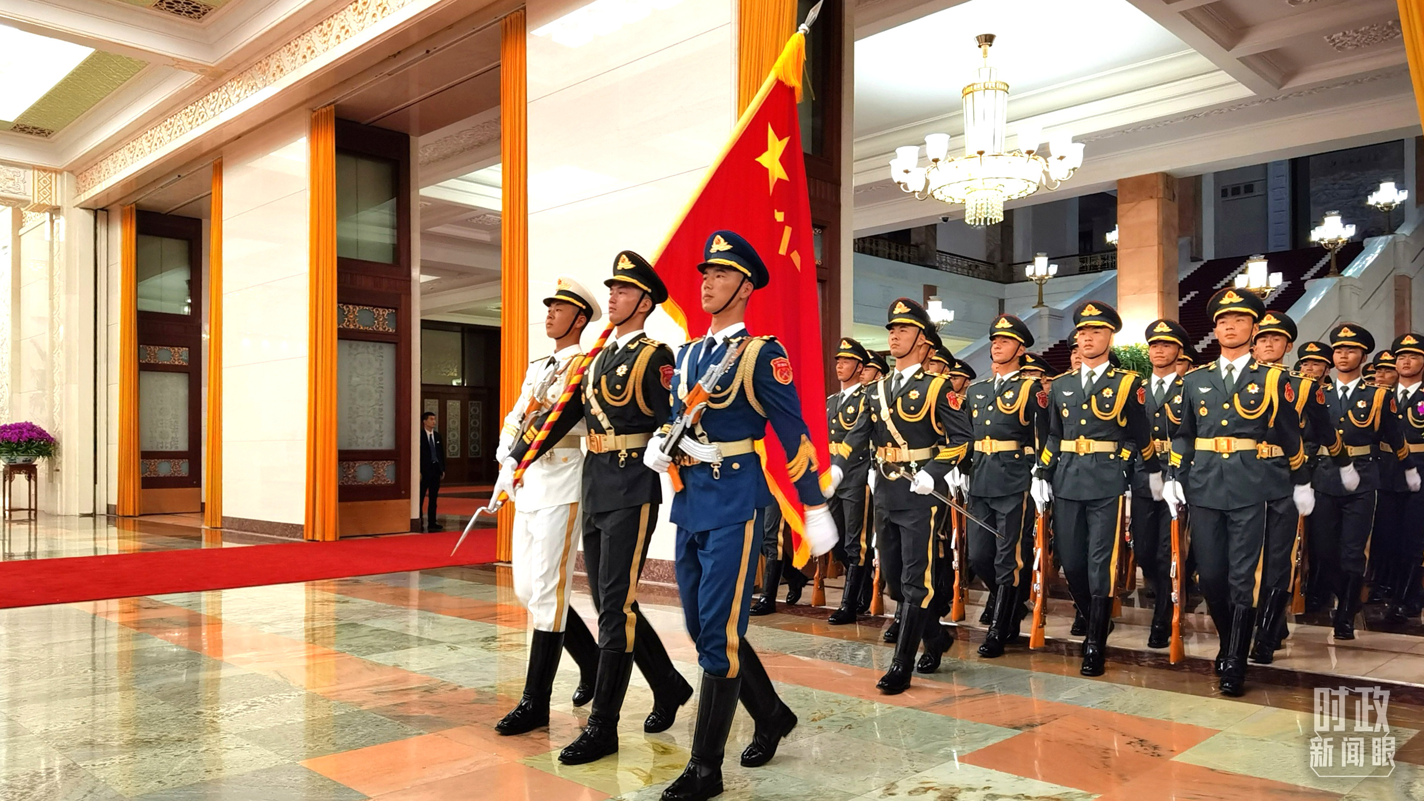 △9月2日，习主席在人民大会堂北大厅为拉马福萨总统举行欢迎仪式。（总台央视记者郭鸿拍摄）