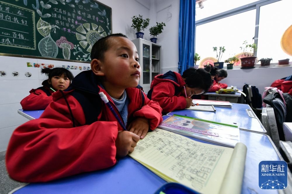 2月26日，积石山县石塬镇肖红坪小学的学生在上数学课。