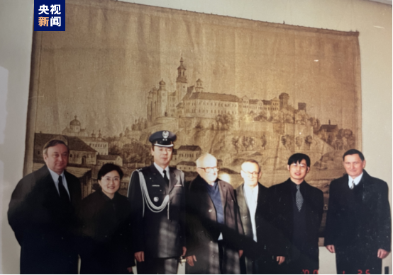 △2000年孔凡（图中左四）在波兰驻华大使馆
