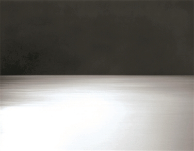 杉本博司,《相模湾,热海市》,1997,明胶银盐相纸,119.4×149.2cm。公式Hiroshi Sugimoto,图片由艺术家提供