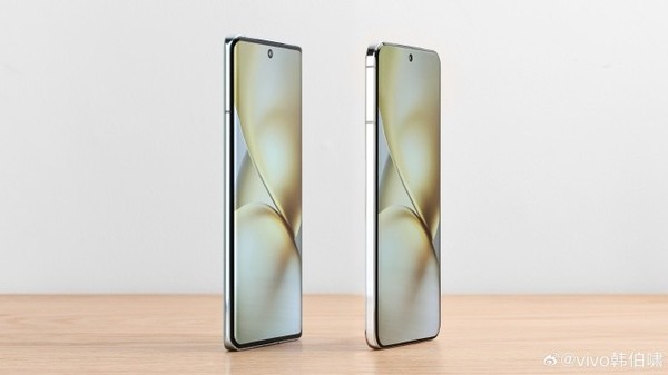 vivo X200（右）与vivo X100（左）正面对比