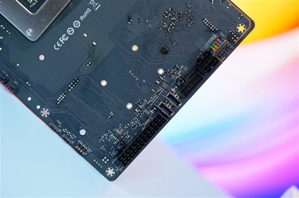 正面没有一根线!铭瑄H770YTX D5 WIFI主板图赏