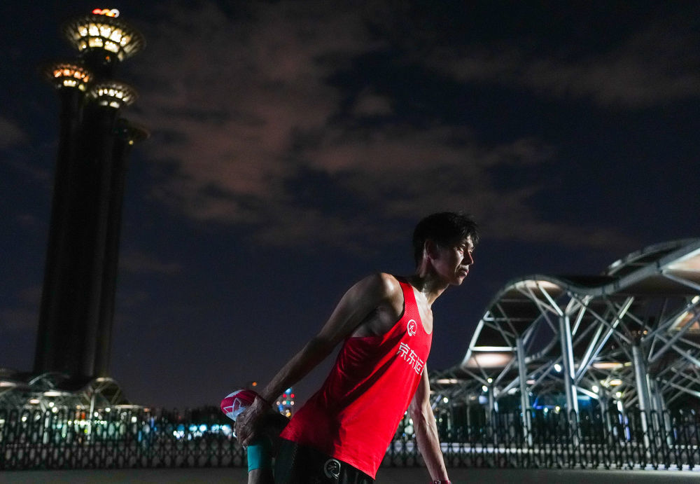 6月24日，栾玉帅在北京奥林匹克森林公园进行跑后拉伸。