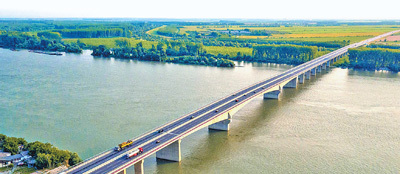 由中国企业承建的塞尔维亚贝尔格莱德泽蒙—博尔察大桥（普平大桥）。李 杰摄