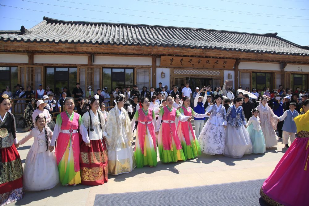 5月2日，游客与演出人员在中国朝鲜族民俗园跳舞互动。（受访者供图）