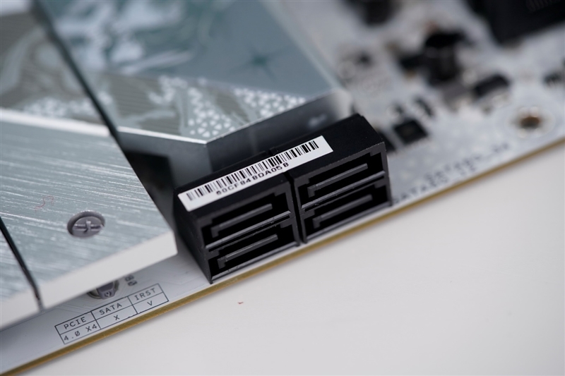 不止颜值!华硕ROG STRIX Z890-A GAMING WIFI S吹雪主板评测:300W性能释放 内存一键提速