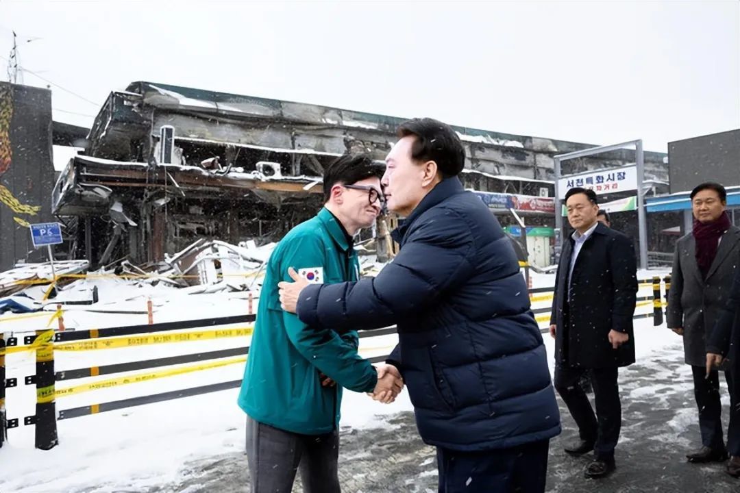 ◆2024年1月23日,在传出韩东勋被总统室要求辞职的消息后,尹锡悦与韩东勋一同视察忠清南道的火灾现场。