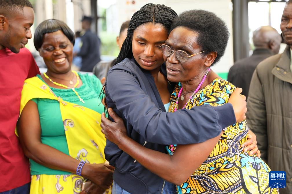 4月23日，在卢旺达首都基加利国际机场，一名来自卢旺达北方省穆桑泽职业技术学院的学生与母亲拥抱告别。新华社记者 吉莉 摄