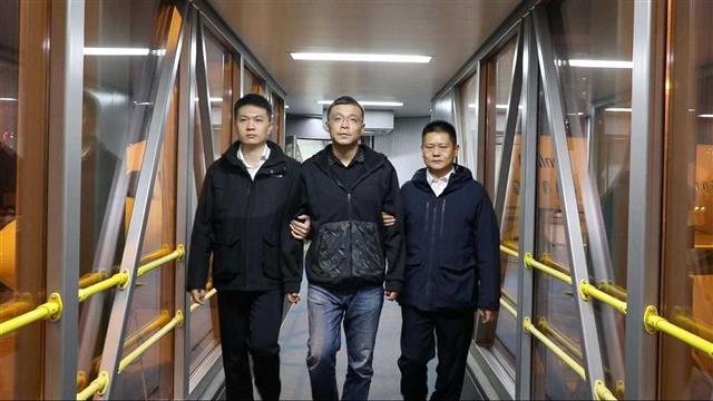 外逃“硕鼠”姜鹏举,主动投案被遣返回国_凤凰网