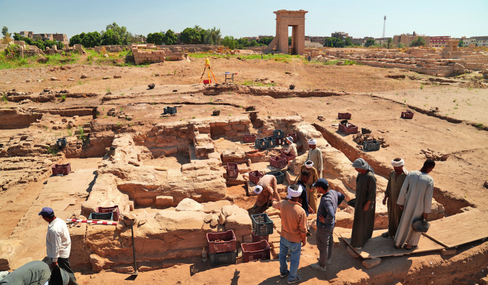 在中埃卢克索孟图神庙联合考古项目所在地，工作人员挖掘清理神庙遗址附近的第四小神殿（2024 年 5 月 7 日摄）中埃联合考古项目组供图