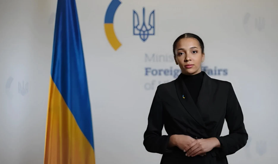 为节省时间和资源，乌克兰外交部起用了一名AI虚拟发言人，名叫“Victoriya Shi”。图自《基辅邮报》