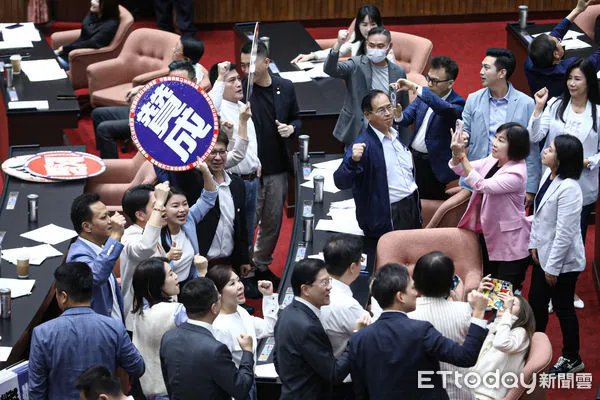 台媒称，民众党与国民党3日联手阻挡民进党有关“立委赴大陆须报备”提案 图自台湾ETtoday新闻云