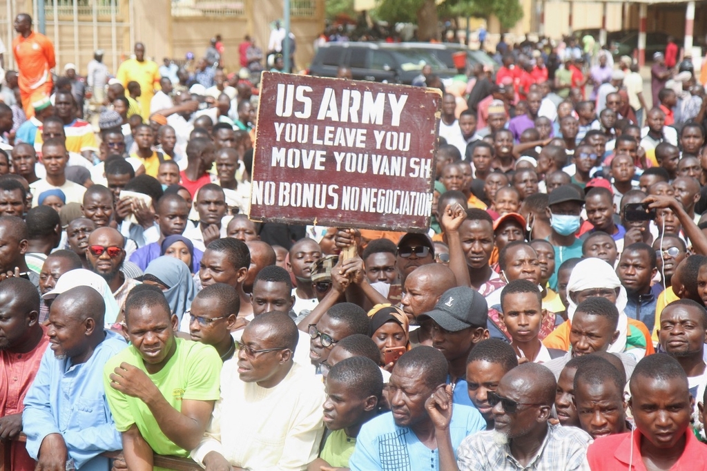 当地时间4月13日，尼日尔尼亚美，大批尼日尔民众走上街头举行游行示威，要求美军立即从尼日尔撤离。图源：IC photo