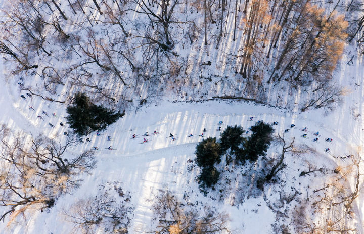 2022年1月4日，参赛选手在2022中国长春净月潭瓦萨国际滑雪节比赛。