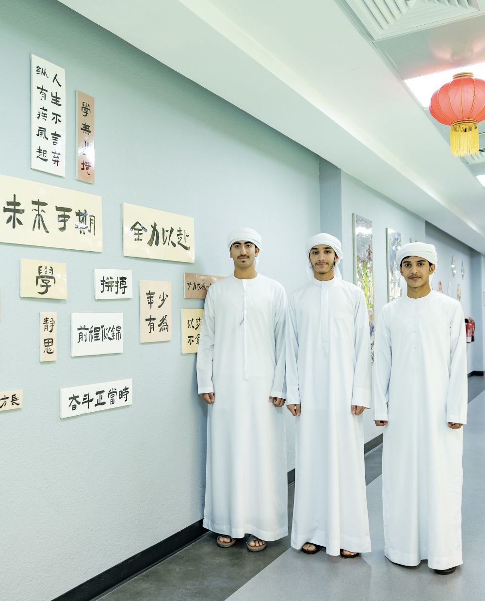 5月27日，哈姆丹学校学生在教室外展示中文书法作品。