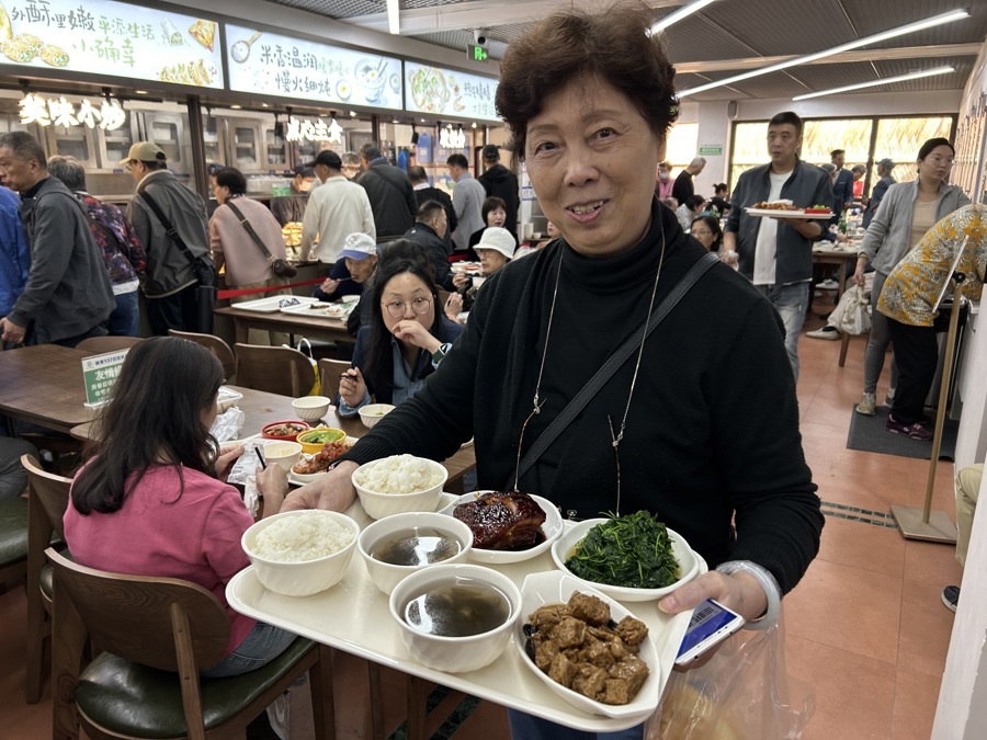 市民在新里·137党群服务中心社区食堂用餐