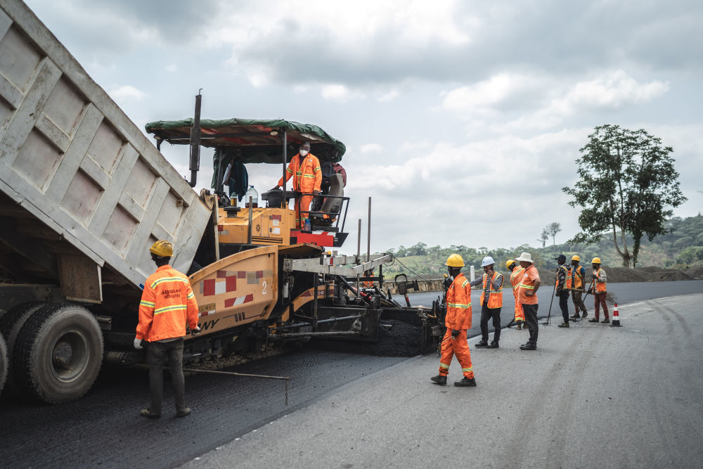 ↑8月1日，刚果（布）国家一号公路特许经营项目公司（LCR）施工人员进行道路维护。