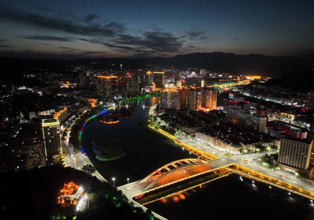 承德市武烈河沿岸夜景（无人机照片）。新华社发（王立群摄）